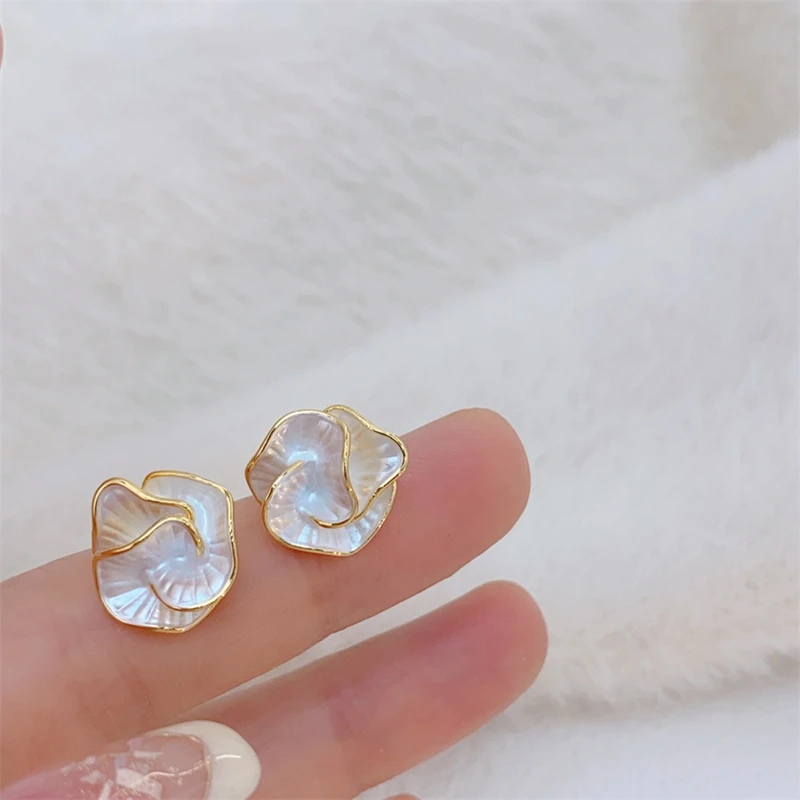 Boucles d'oreilles camélia douces pour femmes, légères, de luxe, à la mode, tempérament, sensation haut de gamme, Design de Niche, fleur