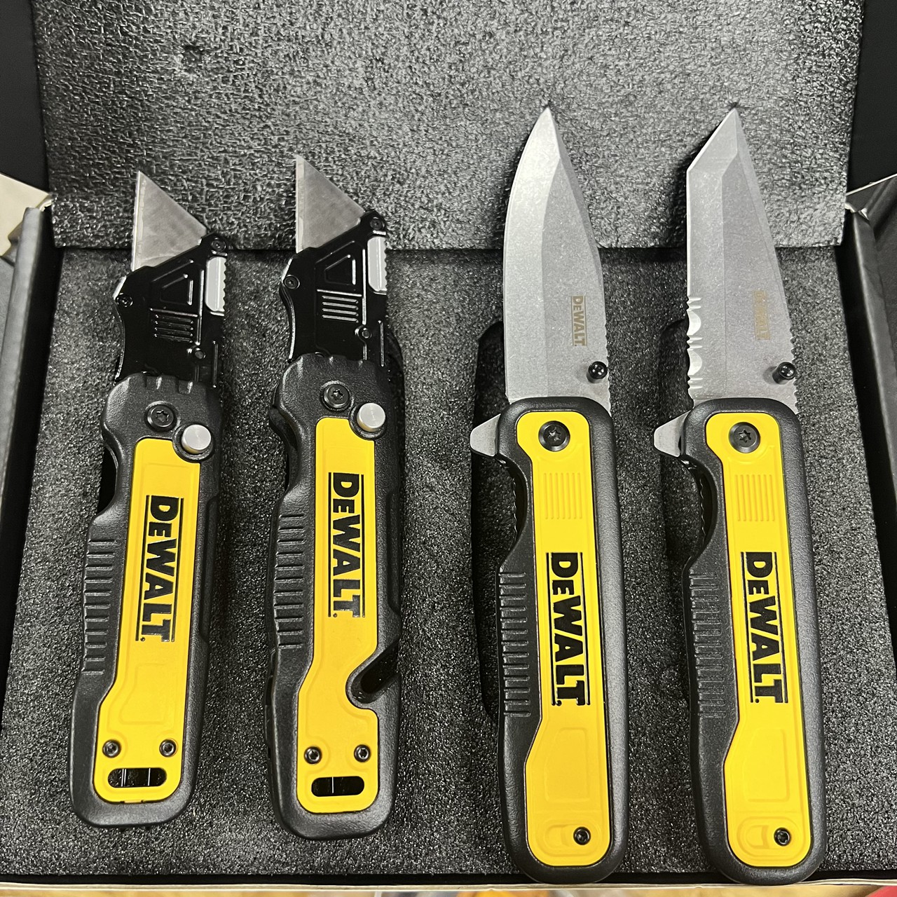 DEWALT DWHT2426T-23 Cuchillo para papel tapiz plegable con gráfico multifuncional de 4 piezas DWHT10910