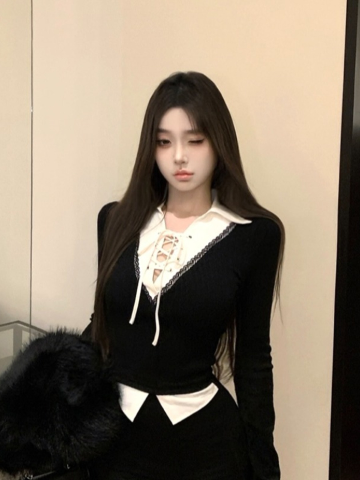 純粋な欲望デザイン黒、白のネクタイドット中空アウト V ネックショートシャツ女性のセクシーなインナーウェアベースシャツ偽ツーピーストップ