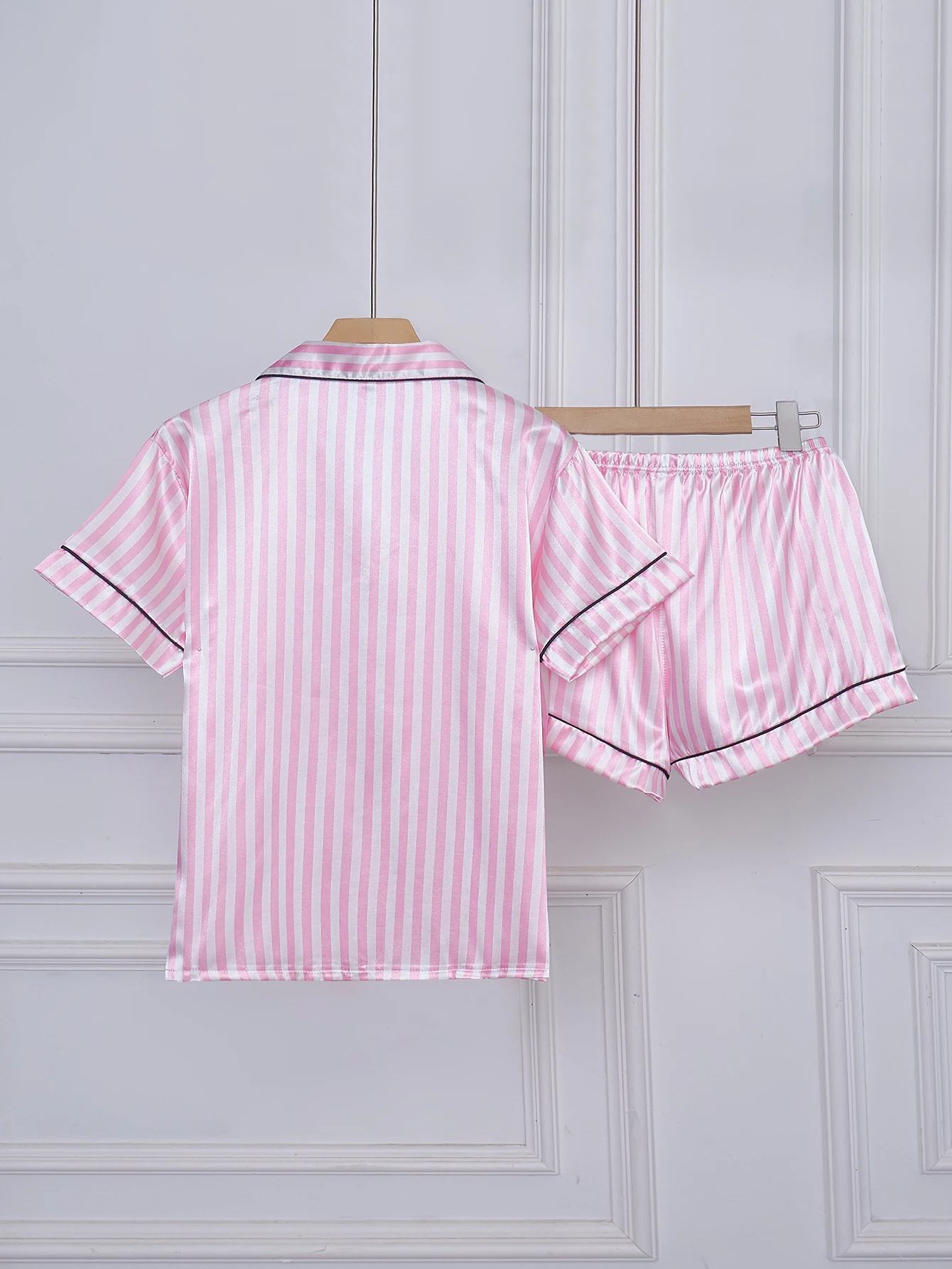 Conjunto de pijama listrado bordado com bolso de carta, manga curta e shorts, roupa de dormir casual de cetim com gola de lapela e detalhes de botão