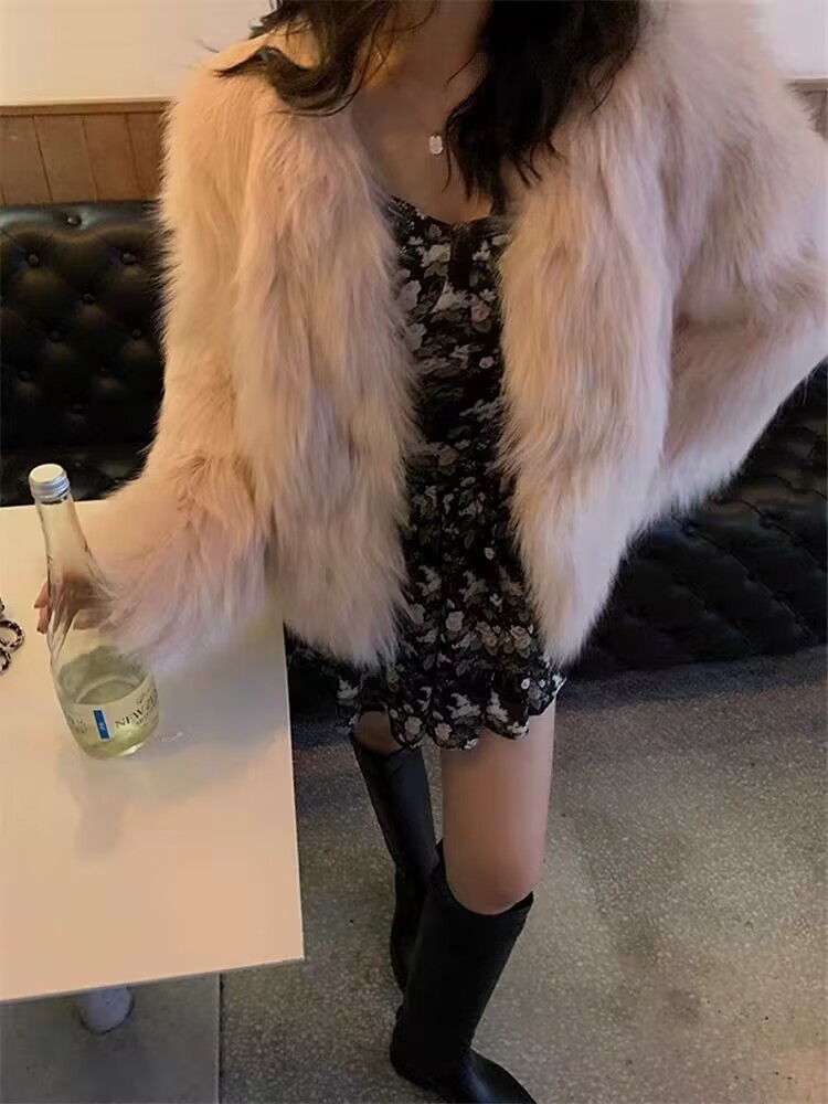 ショート肥厚キツネの毛皮のコートの女性の 2024 冬の新スタイル模擬レザージャケット若いファッショナブルなカジュアルラウンドネック