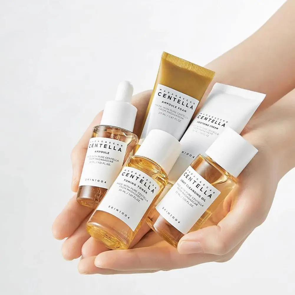 SKIN1004 Centella Asiatica Set de viaje para el cuidado de la piel (tóner de 30 ml, esencia de 30 ml, limpiador de 20 ml, crema de 30 ml, aceite desmaquillante de 30 ml)