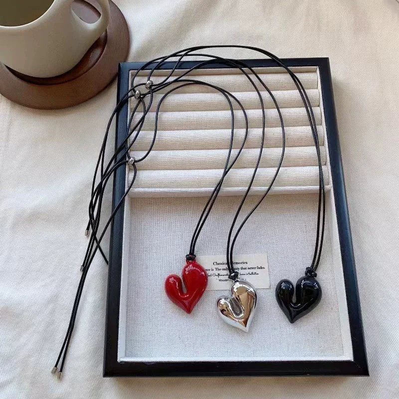 Affascinante collana di corda con ciondolo a forma di cuore irregolare (senza scatola) Accessorio per catena di maglione estraibile regolabile da donna Gioielli dal design semplice