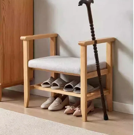 El producto se puede personalizar. Taburete para cambiar zapatos de personas mayores de madera maciza.