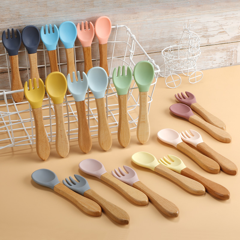 Juego de cuchara y tenedor de silicona de calidad alimentaria, entrenamiento de alimentación de bebé con mango de madera, accesorios para comer de forma independiente, 2 uds.