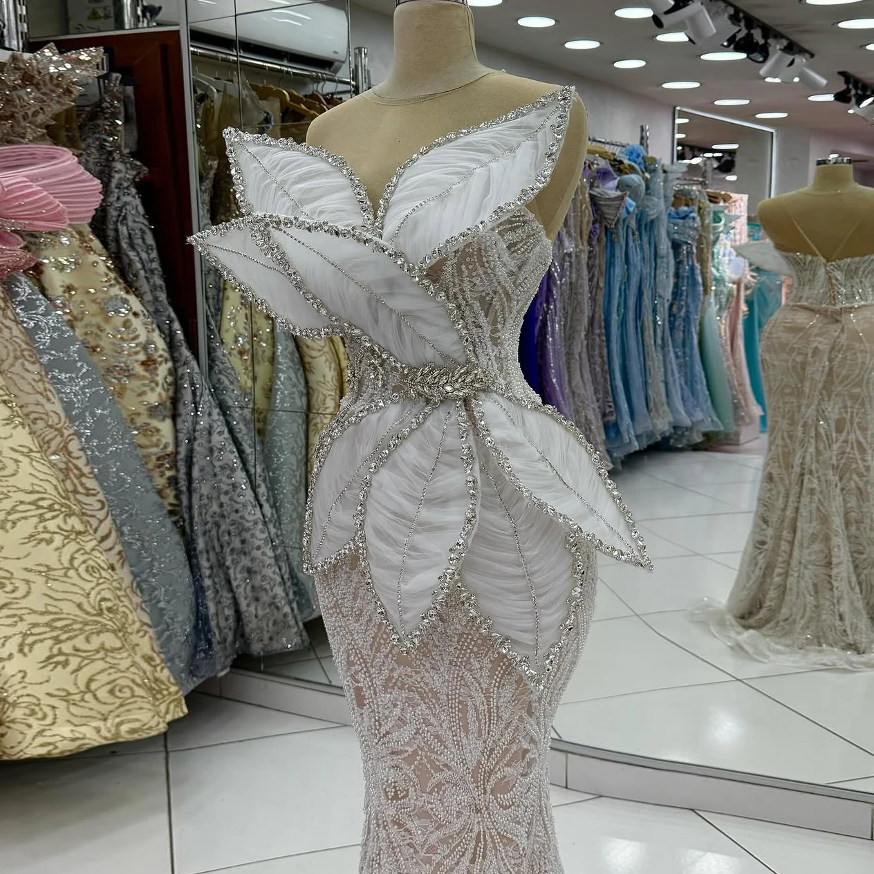 Elegante zeemeermin formele feestjurk wit en naakt kristal 3D bladapplicaties bruiloft verlovingsjurken Robe de mariee op maat
