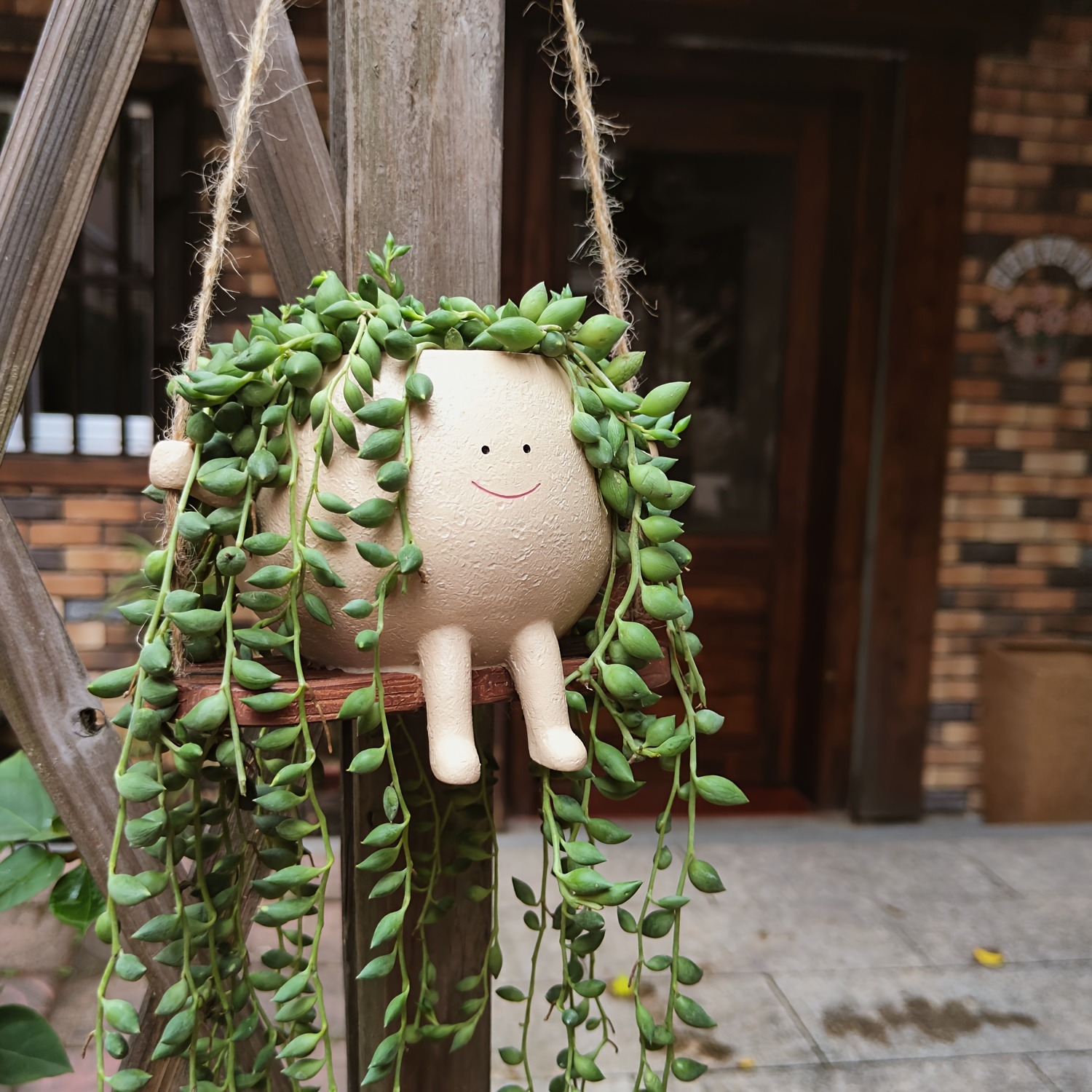 1 PC เรซิ่นแขวนหม้อ Rustic Succulent Plant ผู้ถือยิ้ม Face Design Swing ฐานสวนกลางแจ้งในร่มตกแต่งบ้าน