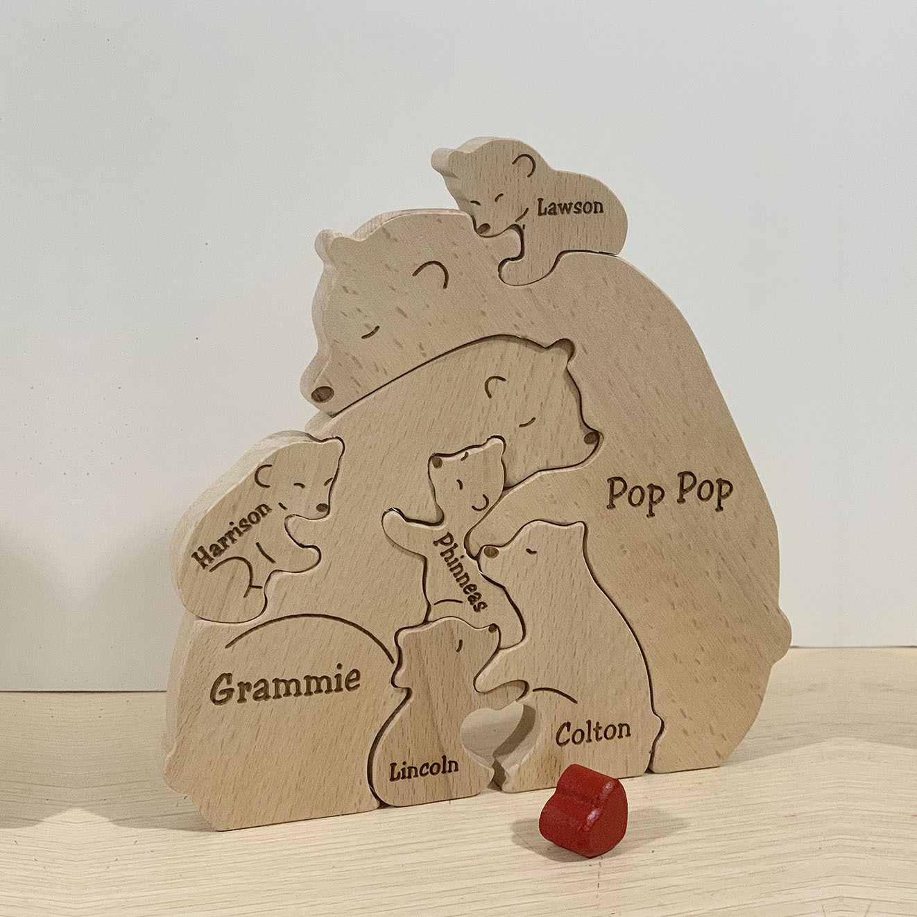 Personalisierte Familiennamen aus Holz mit Bärenmotiv als Heimdekoration zum Muttertag