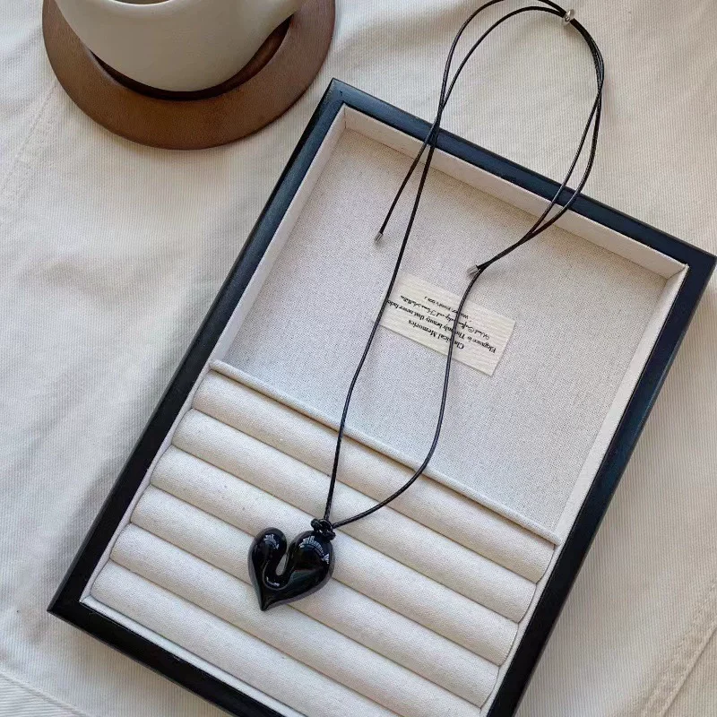 Encantador collar de cuerda con colgante de corazón Irregular (sin caja), accesorio de cadena de suéter extraíble ajustable para mujer, joyería de diseño Simple