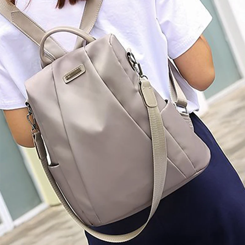 Mochila de estilo neutro para hombres y mujeres, con tres correas de transporte, adecuada para viajes y turismo hecha de material de nailon.