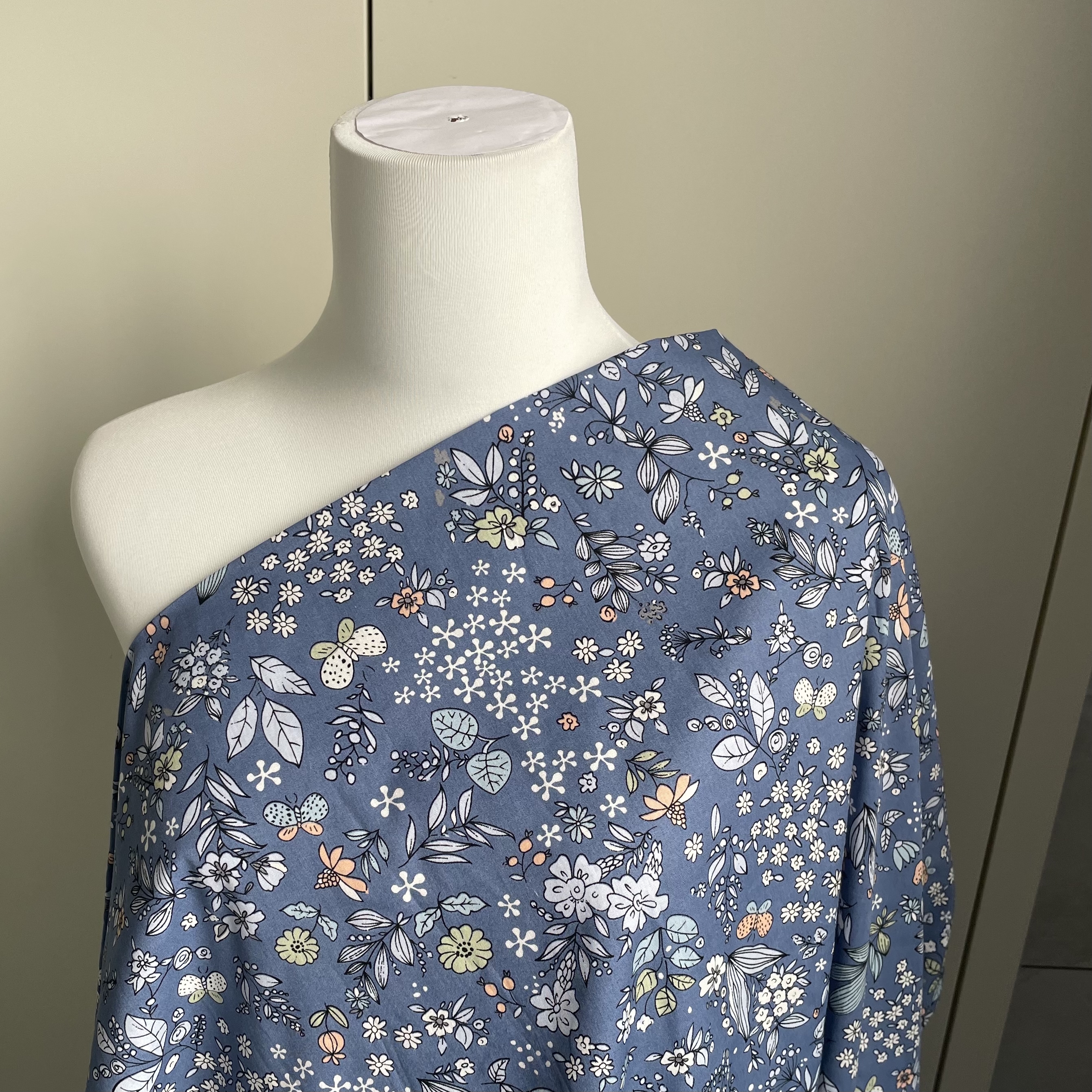 花柄の青い花柄のキャンバス,縫製とデザイナーのスカートのために使用されるオリジナルのデジタルプリント生地,手作りのdyl,100%