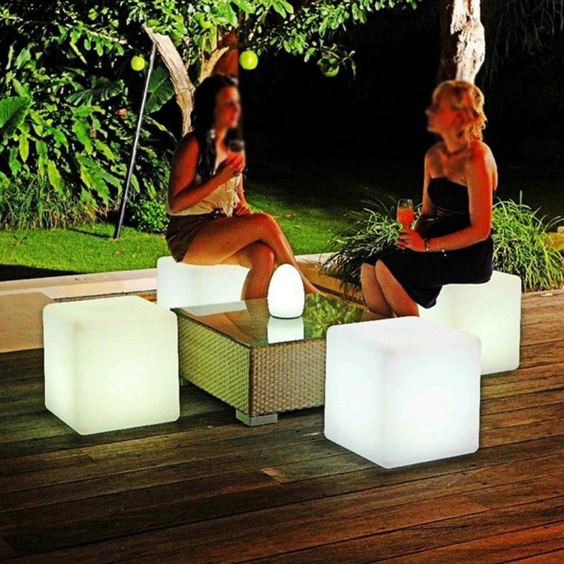 กิจกรรมปาร์ตี้กลางแจ้งตกแต่ง LED Luminous Cube สตูลกันน้ําเก้าอี้สําหรับ DJ Bar งานแต่งงานวันเกิดคริสต์มาส