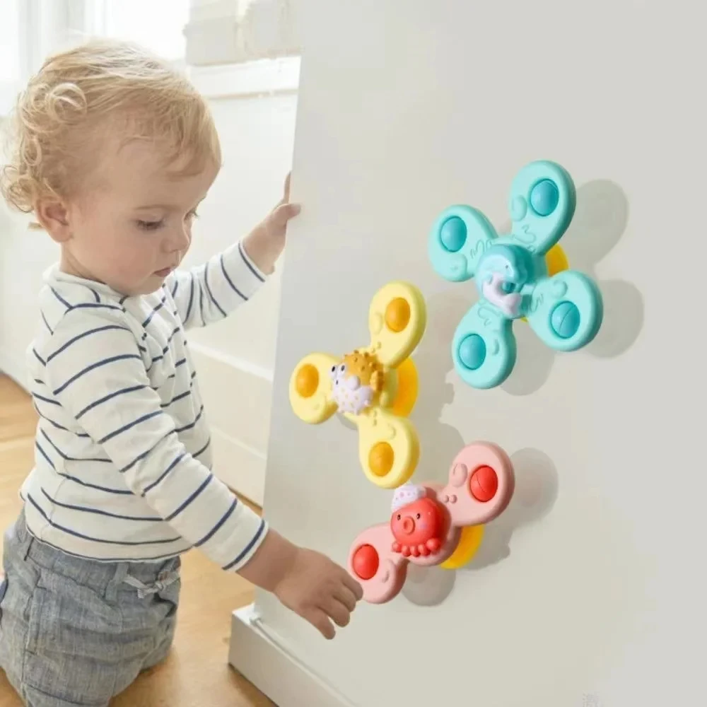 3 ชิ้น/เซ็ตของเล่นเด็กตลกชุดว่ายน้ํา Sucker Spinner ดูดถ้วยการ์ตูน Rattles Fidget ของเล่นเพื่อการศึกษาเด็ก