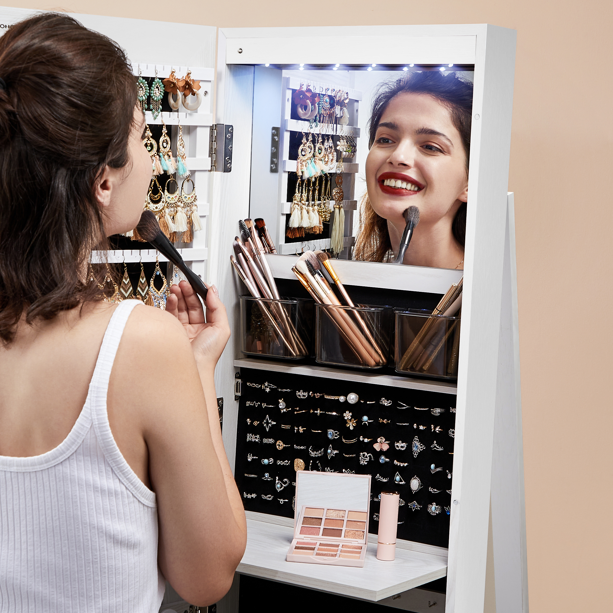 SONGMICS Sieradenkast, spiegelkast, Frameloze spiegel over de volledige lengte, 3 planken, 360 °   roterend, afsluitbaar