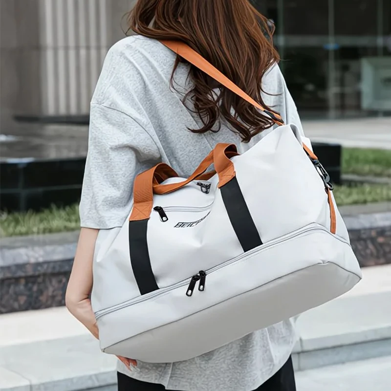 Lo zaino in colore neutro è appositamente progettato per uomini e donne e è adatto come borsa da viaggio e alloggio