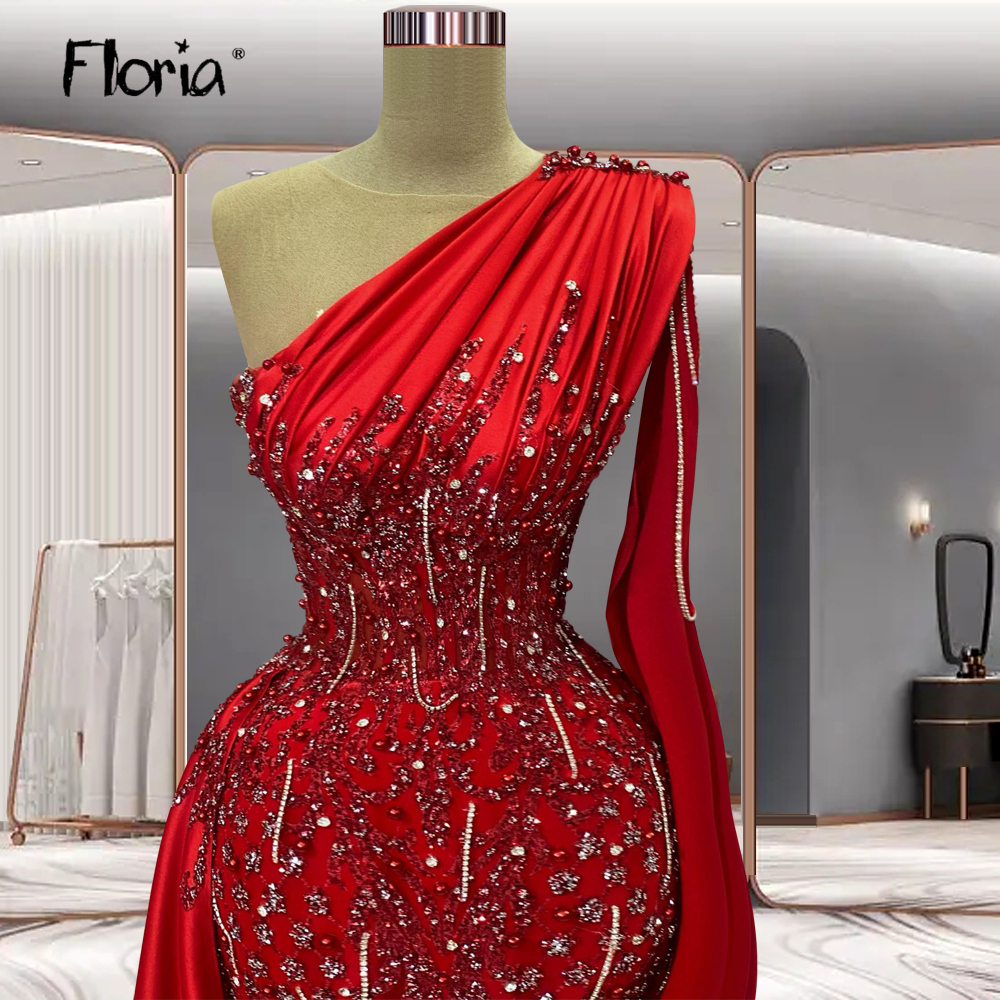 Женское платье средней длины с длинным рукавом и шлейфом