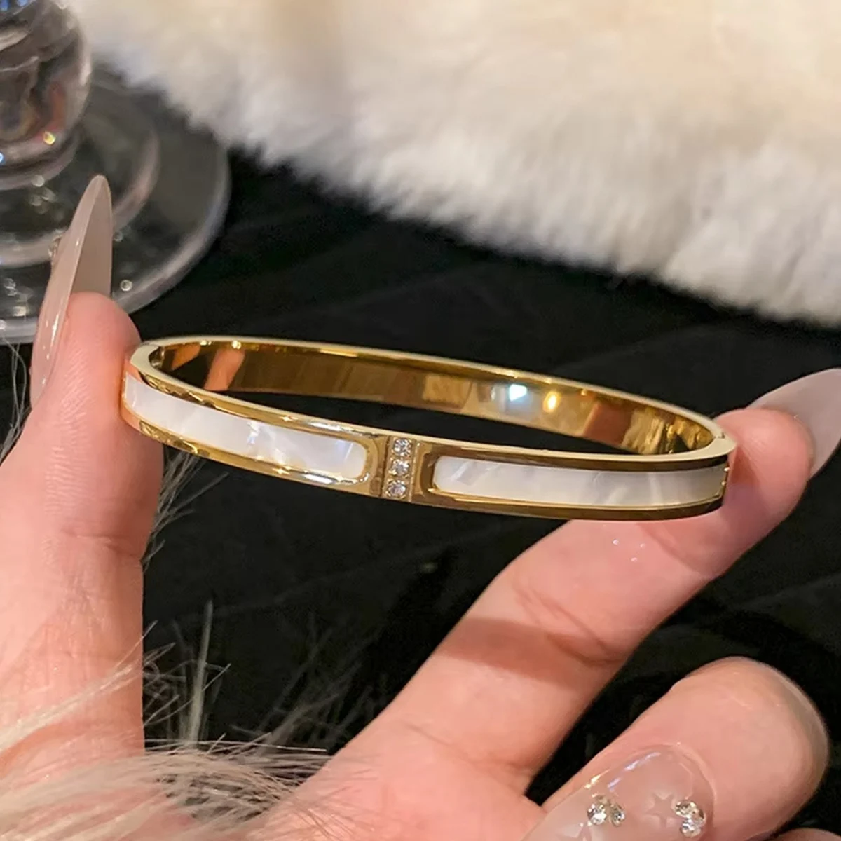 Bracciale in oro e acciaio al titanio da 1 pezzo, stile classico alla moda, bracciale in acciaio inossidabile, intarsiato con zirconi, per l'uso quotidiano delle donne