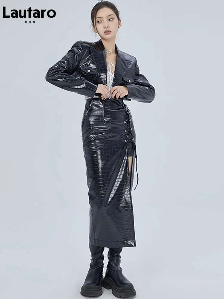 Lautaro 2-teiliges Set Damen-Outfits zum Schnüren, schwarzer, glänzender Midirock aus Leder mit Krokodilstruktur, Seitenschlitz und bauchfreies Oberteil 2022
