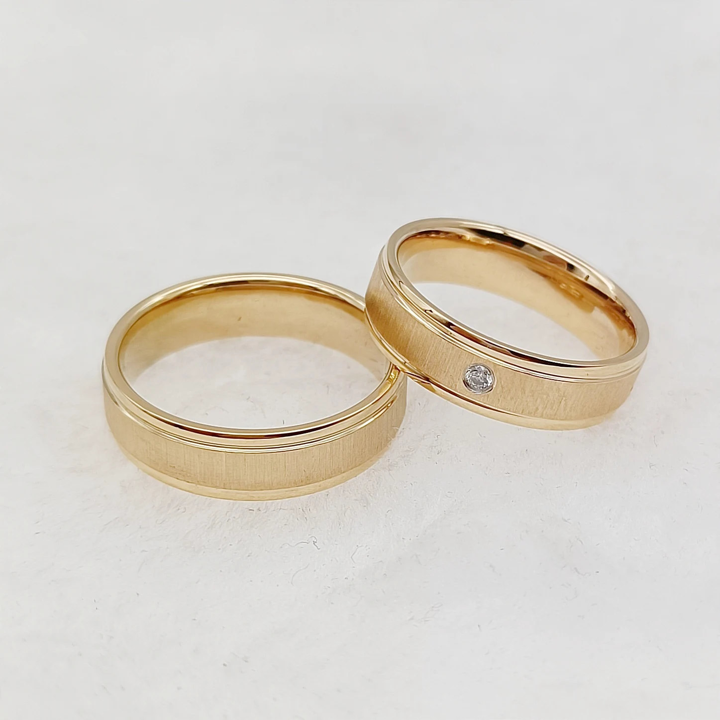 ชุดแหวนแต่งงานสําหรับผู้ชายและผู้หญิง Handmade Unique Designer Matte 24k Gold Plated เครื่องประดับไทเทเนียมแหวนคู่รัก