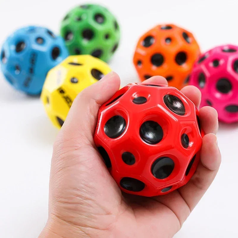Palla per cuccioli ad alta resilienza Palla rimbalzante morbida Palla rimbalzante porosa a forma di luna anticaduta Sport all'aria aperta Giocattoli ergonomici da spremere