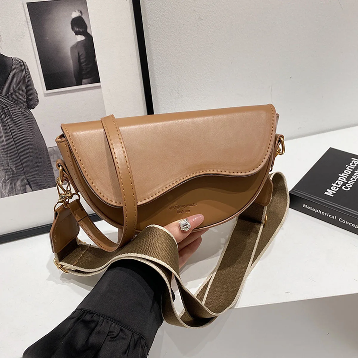 Damska torebka crossbody w stylu minimalistycznym, modna torebka pod pachę, trendy torebka na ramię dla kobiet.