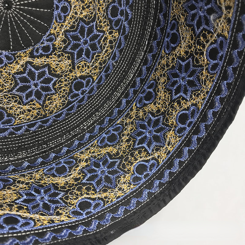 イスラム教徒の男性の着用帽子、刺繍された青い花のフラットトップ、ラウンドエッジ、huiパフォーマンスハット、islamキャップ、kufiの祈り