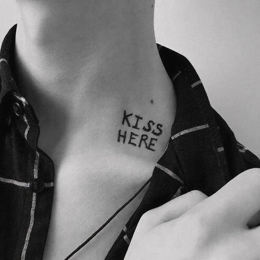 Tatuaje falso con letras de KISS HERE duradero para mujer y hombre, tatuaje artístico para el cuello, Tatuajes Temporales sexys, Tatuajes Temporales impermeables