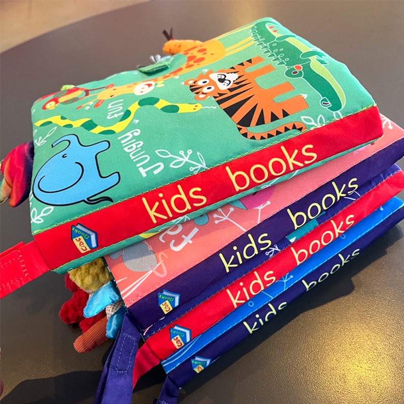 赤ちゃんのおもちゃ新生児のアクセサリー教育ゲーム黒と白の赤ちゃんのおもちゃ動物の布の本6〜12か月