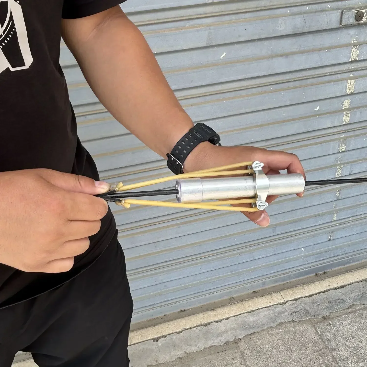 1pc 屋外ミニポータブル手作り矢印ランチャーおもちゃキャンプハイキングパチンコツール