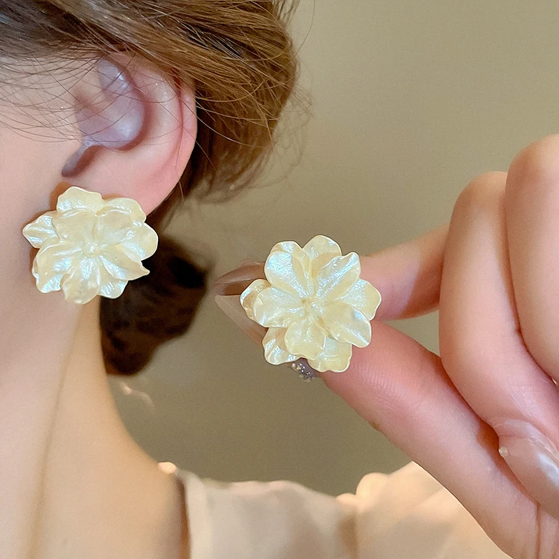 Weiße Acryl Flock drei dimensionale Blumen Ohr stecker für Frauen süße Blumen Mädchen Ohrring vielseitige Mode Ohrschmuck
