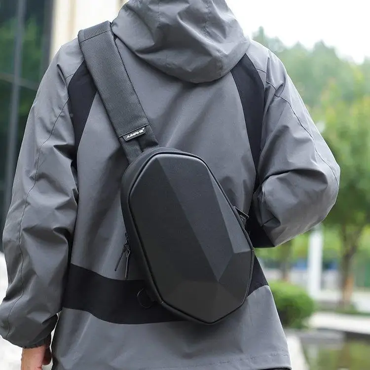 Bolsa de Ombro Masculina Impermeável de Casca Dura em Material PU, Bolsa de Peito em Cor Sólida com Elemento de Costura para ...