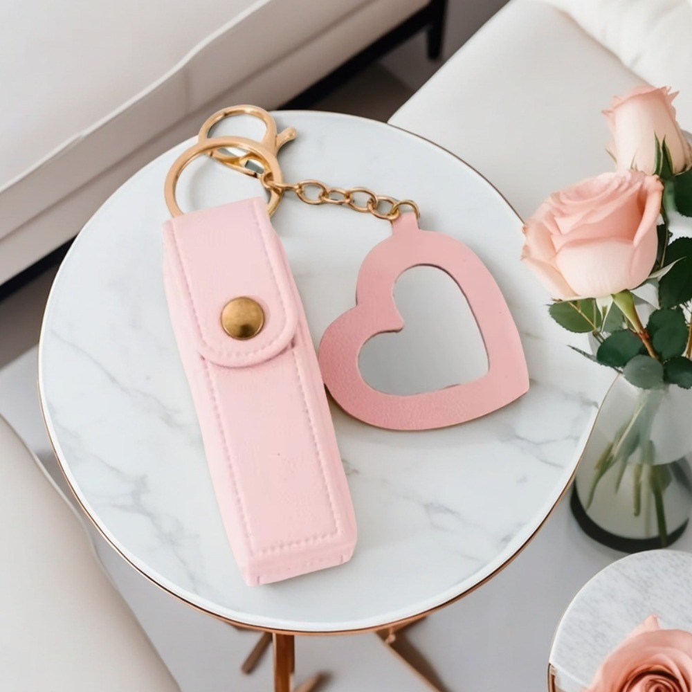 Nuevo bolso de lápiz labial portátil, llavero con espejo de corazón, Mini llavero de cuero con logotipo personalizado y nombre, llavero pequeño y versátil, regalo