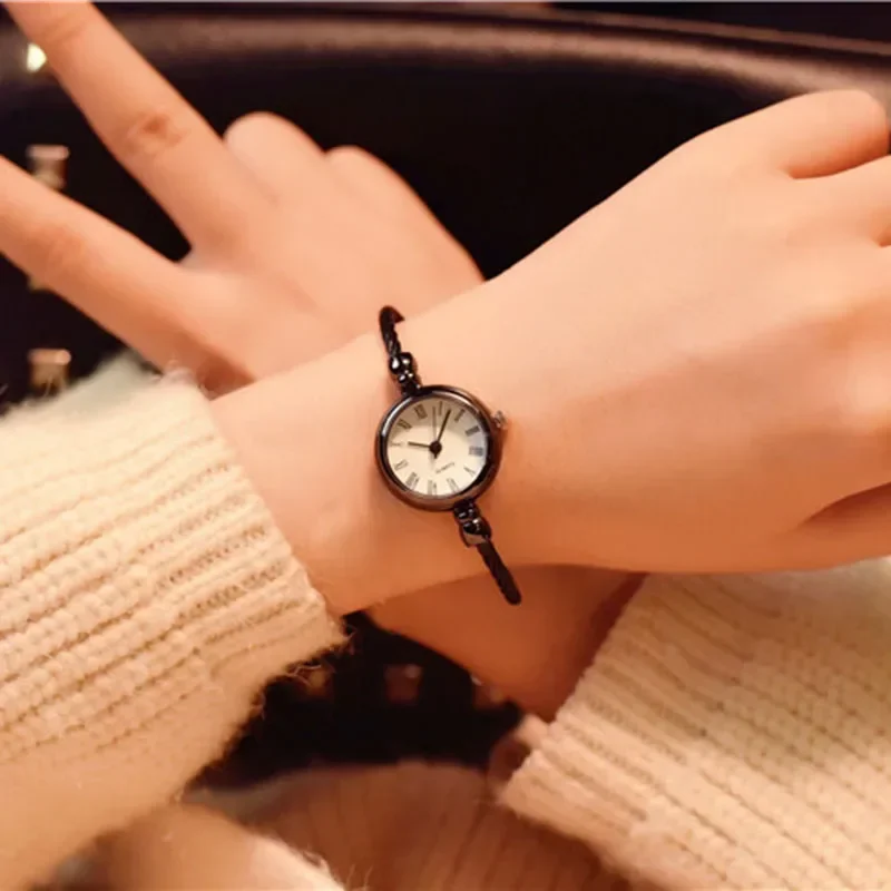 Nueva pulsera pequeña de oro, relojes de lujo de acero inoxidable, relojes de pulsera Retro de cuarzo para Mujer, Reloj informal de moda para Mujer