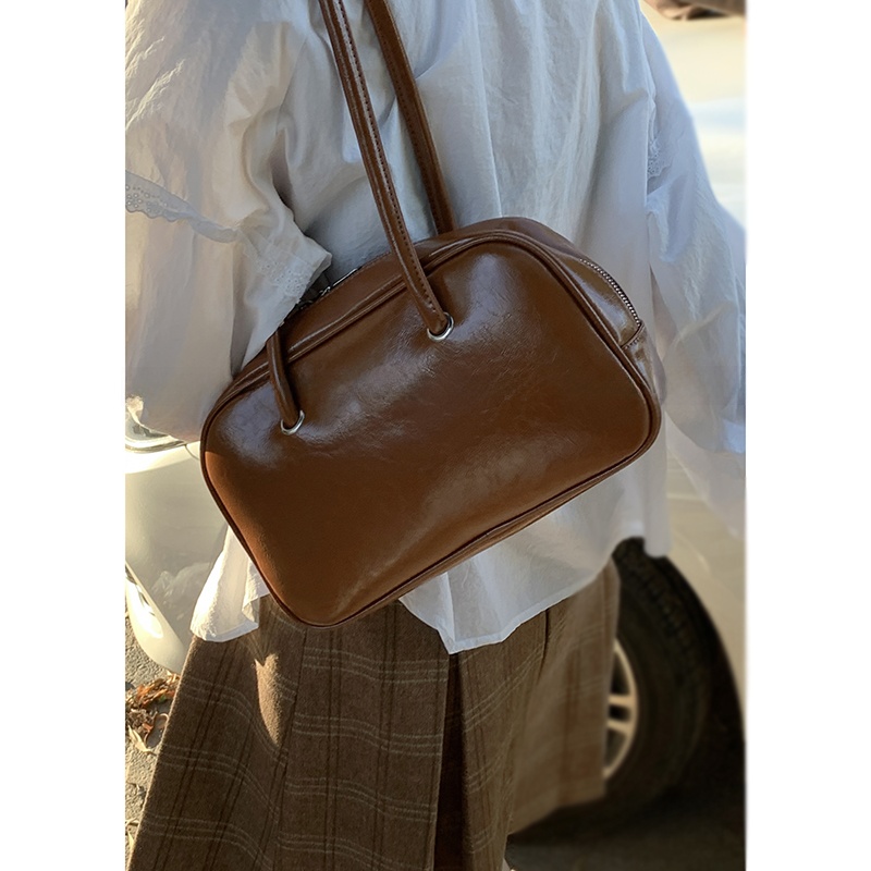 トレンディなレトロボウリングバッグ女性の大容量ハンドバッグシングルショルダーブリーフケース脇の下バッグソフト PU レザーピュアカラー