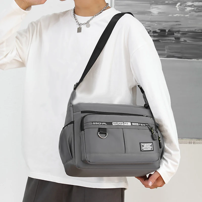 Borsa business monospalla da uomo, adatta per viaggi d'affari e lavoro, realizzata in materiale di nylon, con tracolla singola.