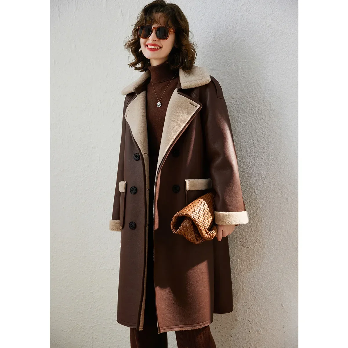 LOUIS YAO-abrigo de doble botonadura con solapa para mujer, abrigo cálido de empalme de felpa, largo medio, suelto, PU, moda de invierno, 2024