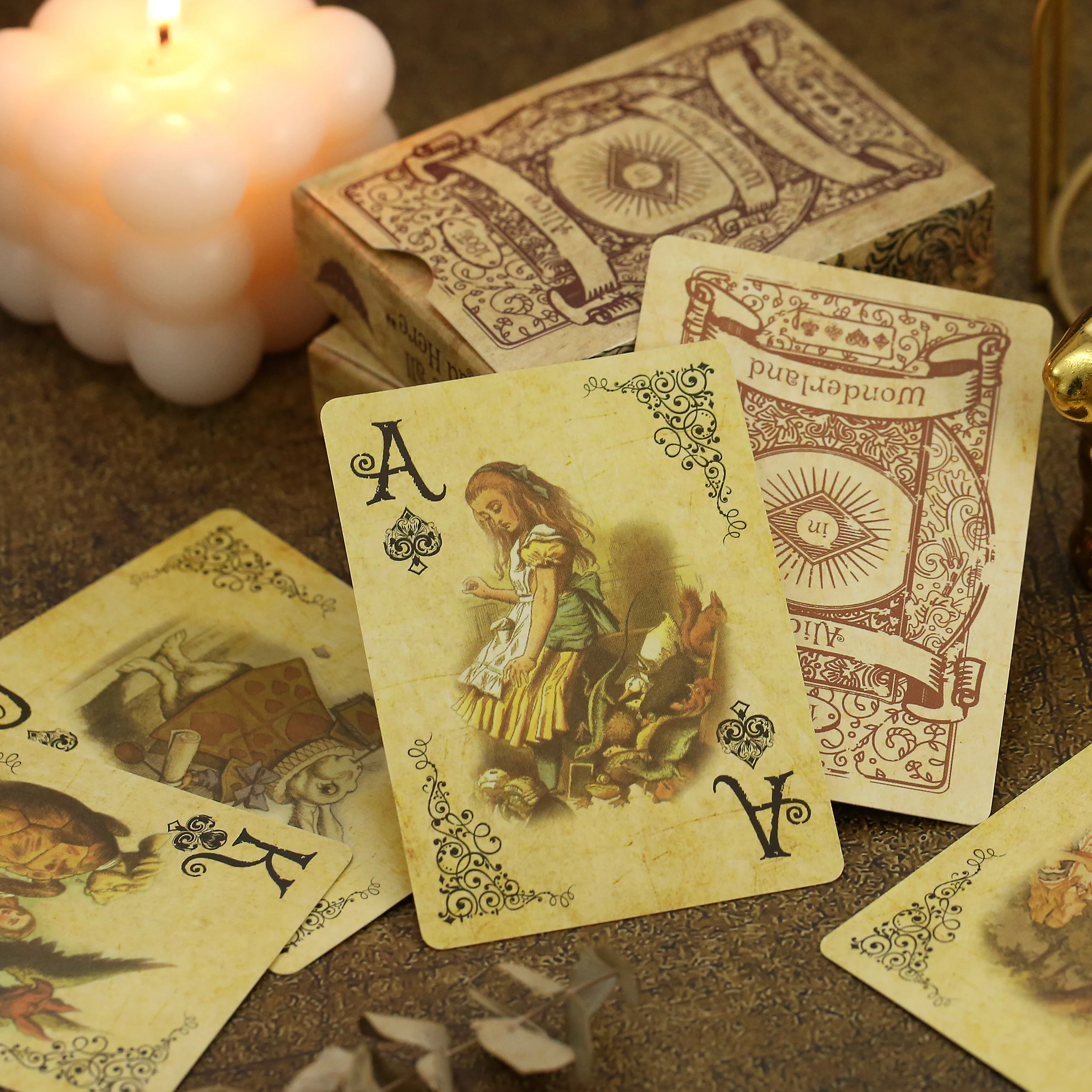 ​ 1 ชุดสไตล์วินเทจเล่นไพ่ Alice in Wonderland ไพ่โป๊กเกอร์สํารับเกมกระดาน Retro โป๊กเกอร์ไม่เคยเปิด