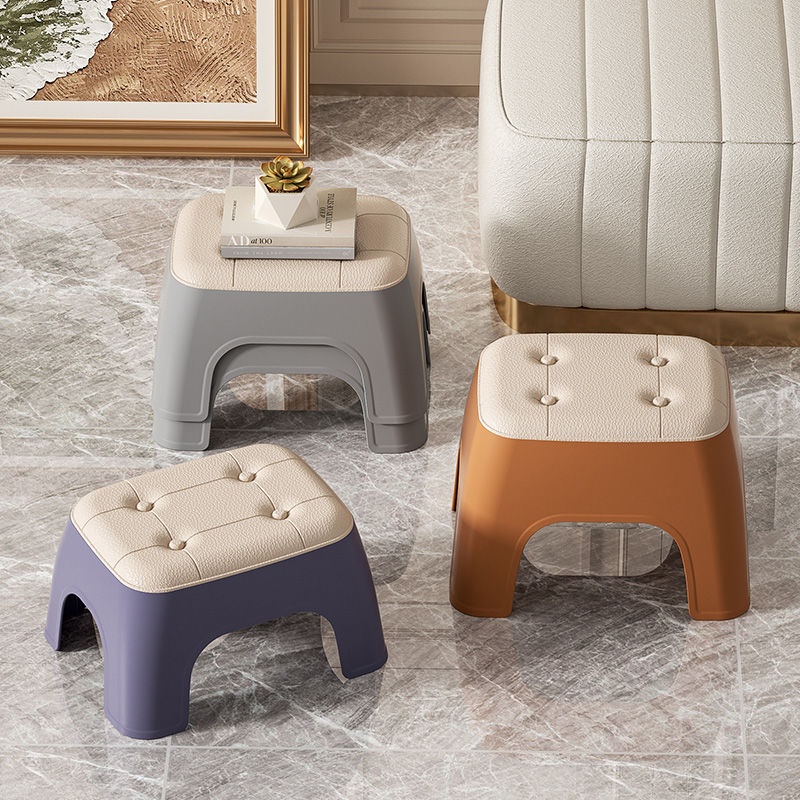 Толстослойный маленький пластмассовый стул. Малая складывающаяся кофейная стол. Скамья. Сеть. Ванна знаменитостей. Дом. Гостиная. Ванная комната. Сменить обувь