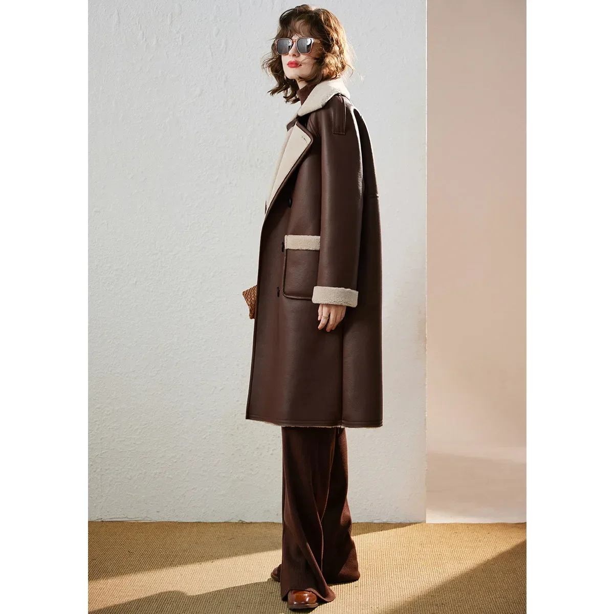 LOUIS YAO-abrigo de doble botonadura con solapa para mujer, abrigo cálido de empalme de felpa, largo medio, suelto, PU, moda de invierno, 2024