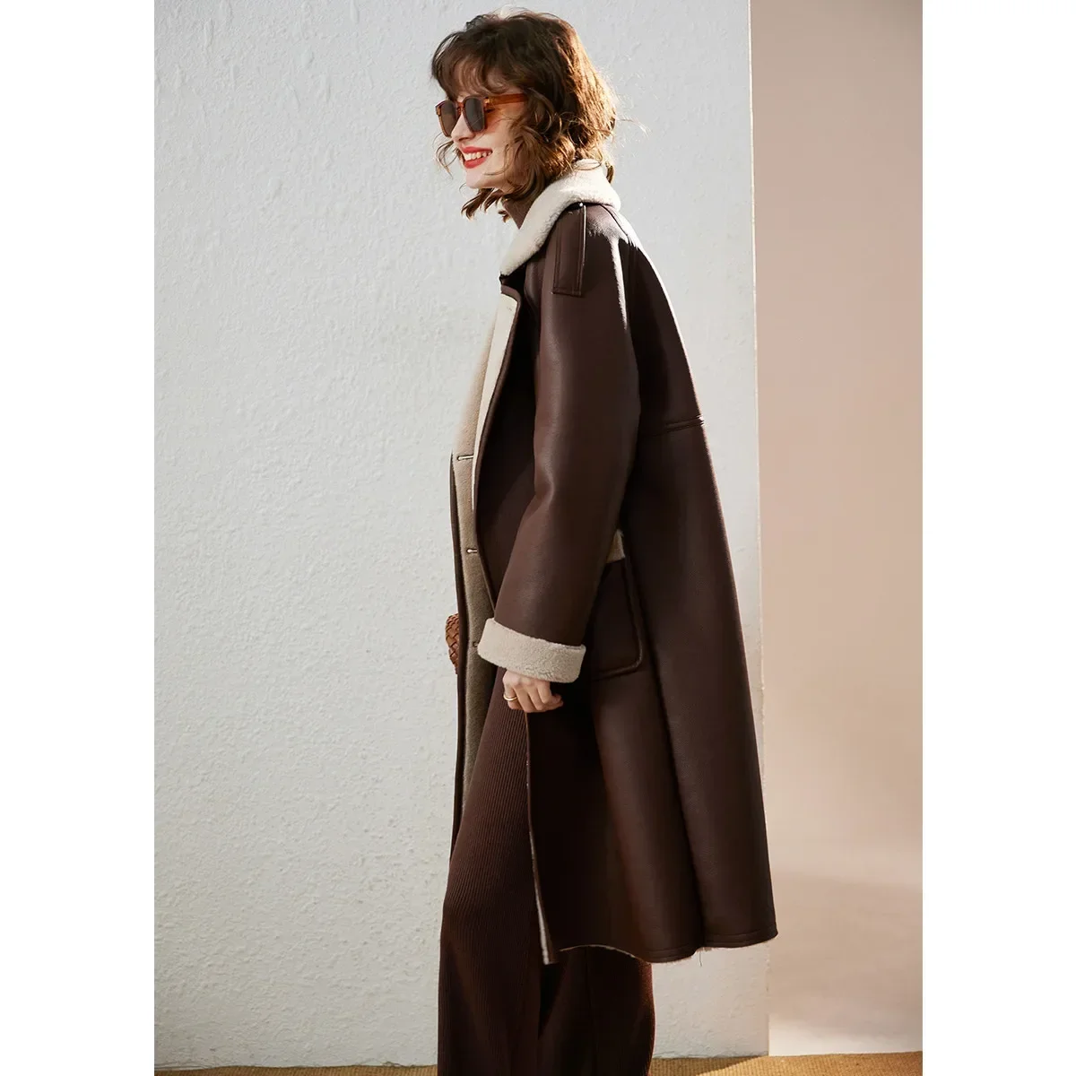 LOUIS YAO-abrigo de doble botonadura con solapa para mujer, abrigo cálido de empalme de felpa, largo medio, suelto, PU, moda de invierno, 2024
