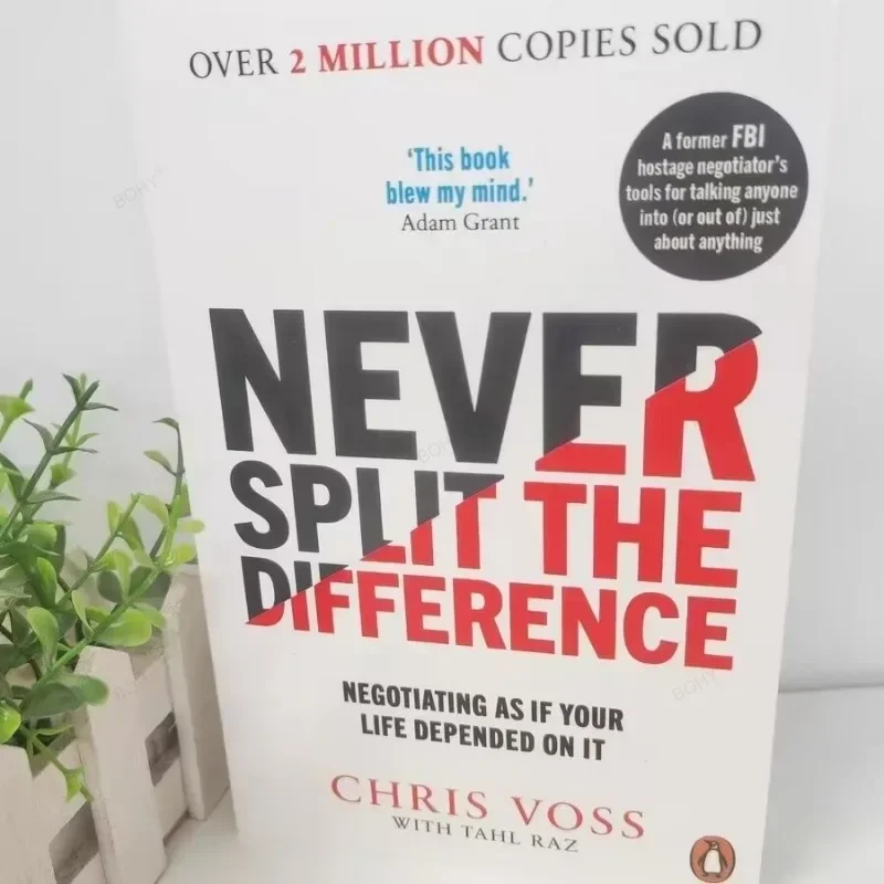 ไม่เคยแยกความแตกต่าง โดย Chris Voss เจรจาต่อรองได้ว่าชีวิตของคุณขึ้นอยู่กับหนังสือปกอ่อนเป็นภาษาอังกฤษ