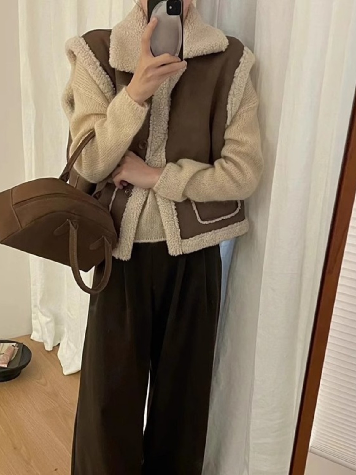 Feelchamois レザーラムウールベスト女性のカジュアル小柄な黒の毛皮統合ショートジャケットハイエンド冬服プーロネックシングルボタン