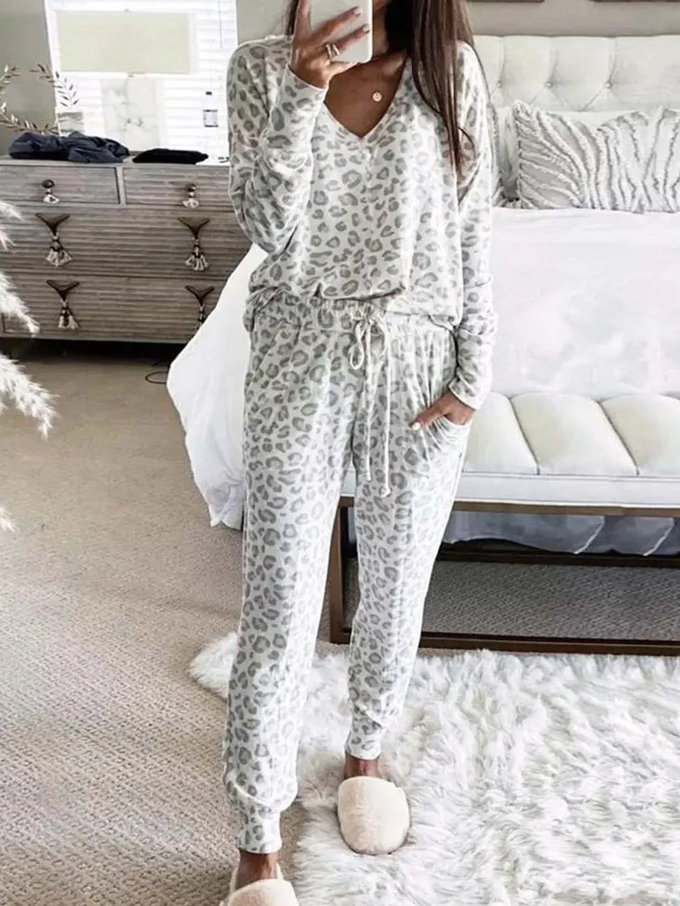 Nuevo top de manga larga estampado con cuello en V de otoño e invierno, pantalones largos para uso doméstico, conjunto de pijama suelto con estampado de leopardo.