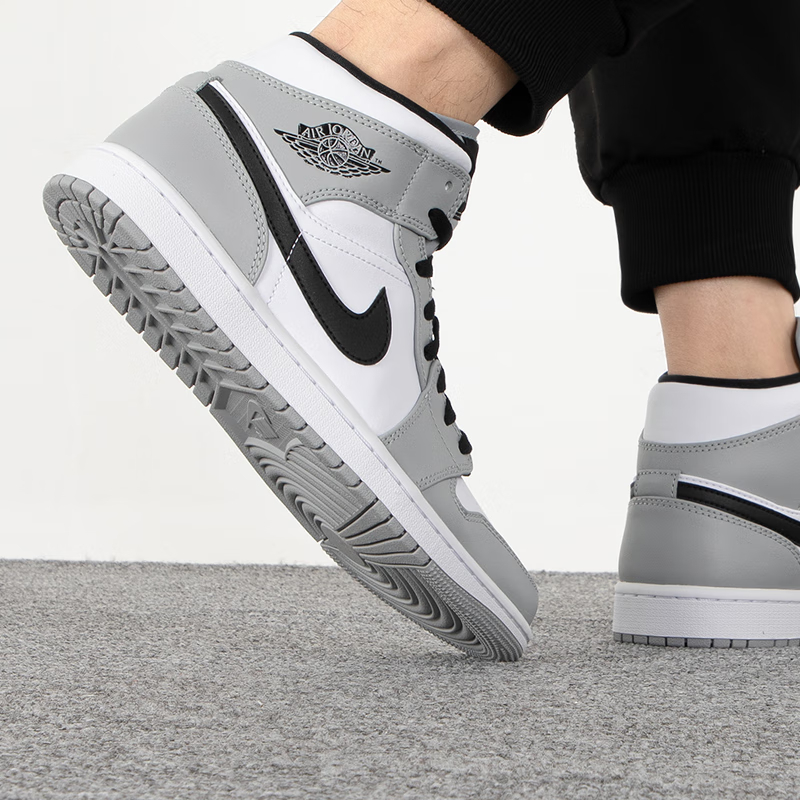 Nike Air Jordan 1 Mid "Light Smoke Grey" สําหรับรองเท้าผ้าใบบาสเก็ตบอล Retro Classic สําหรับผู้ชาย 554724 -092