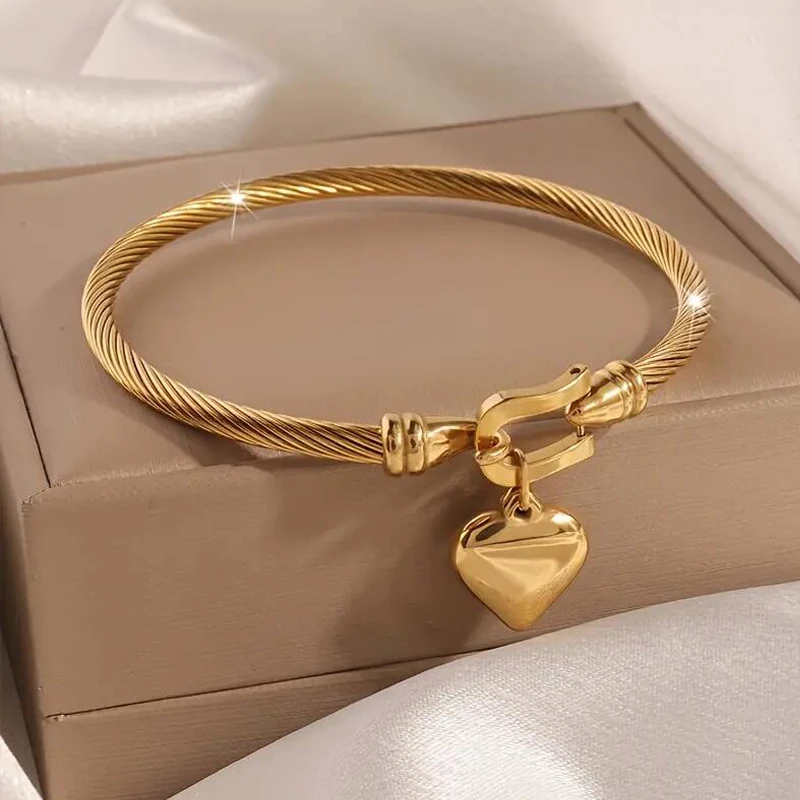 Pulseras de brazalete con dije de corazón de acero inoxidable de color dorado de 18 quilates para hombres y mujeres
