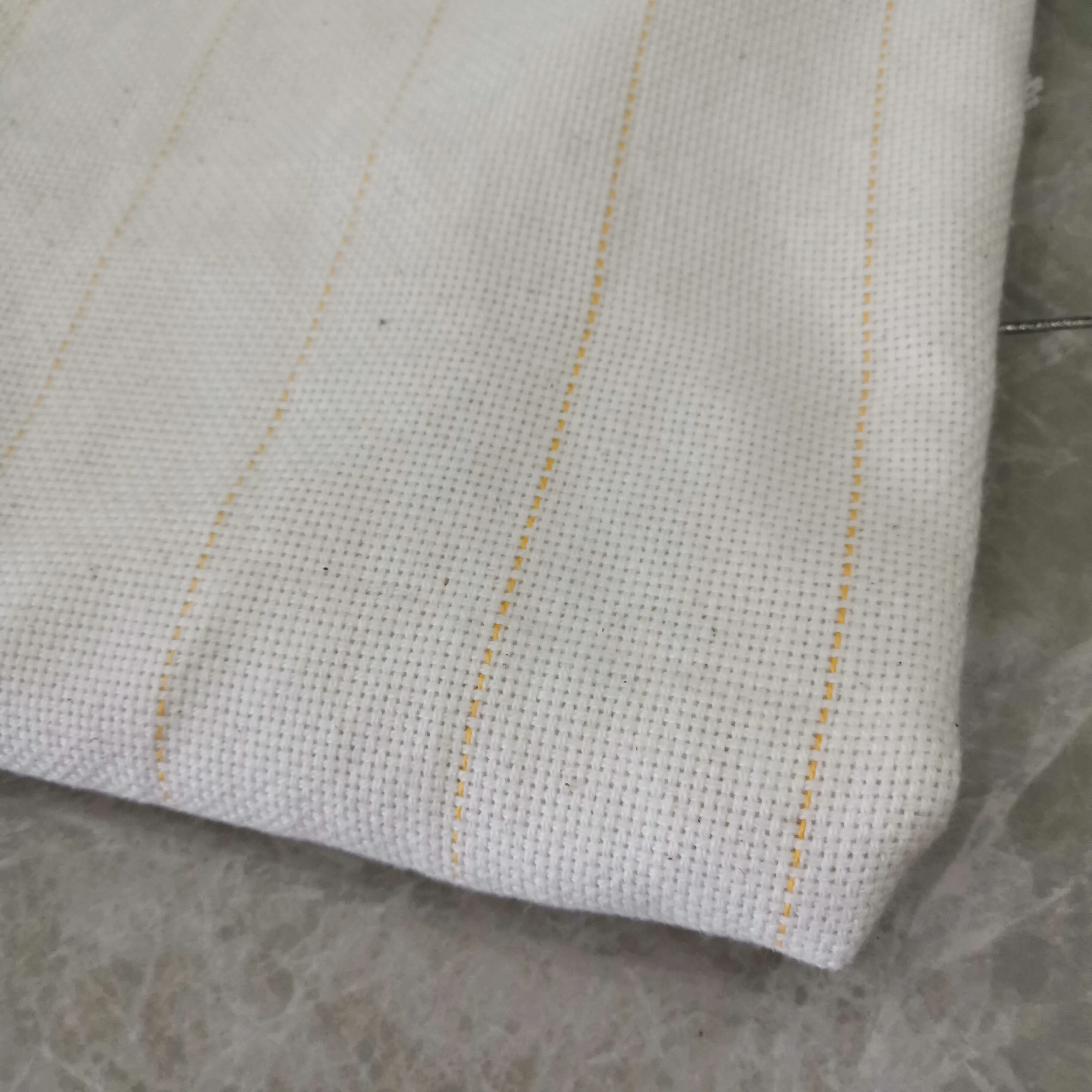 Tessuto di supporto in tessuto per pistola per trapuntatura in poliestere per utilizzare pistole per trapuntatura per tappeti (1,5 Mx4 M) Sfondo beige Linea in poliestere resistente alle macchie