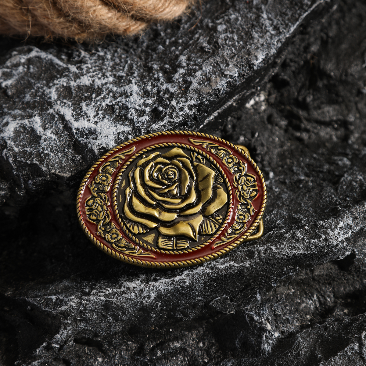 Une boucle de ceinture en métal de style occidental, une boucle de ceinture unique et rétro