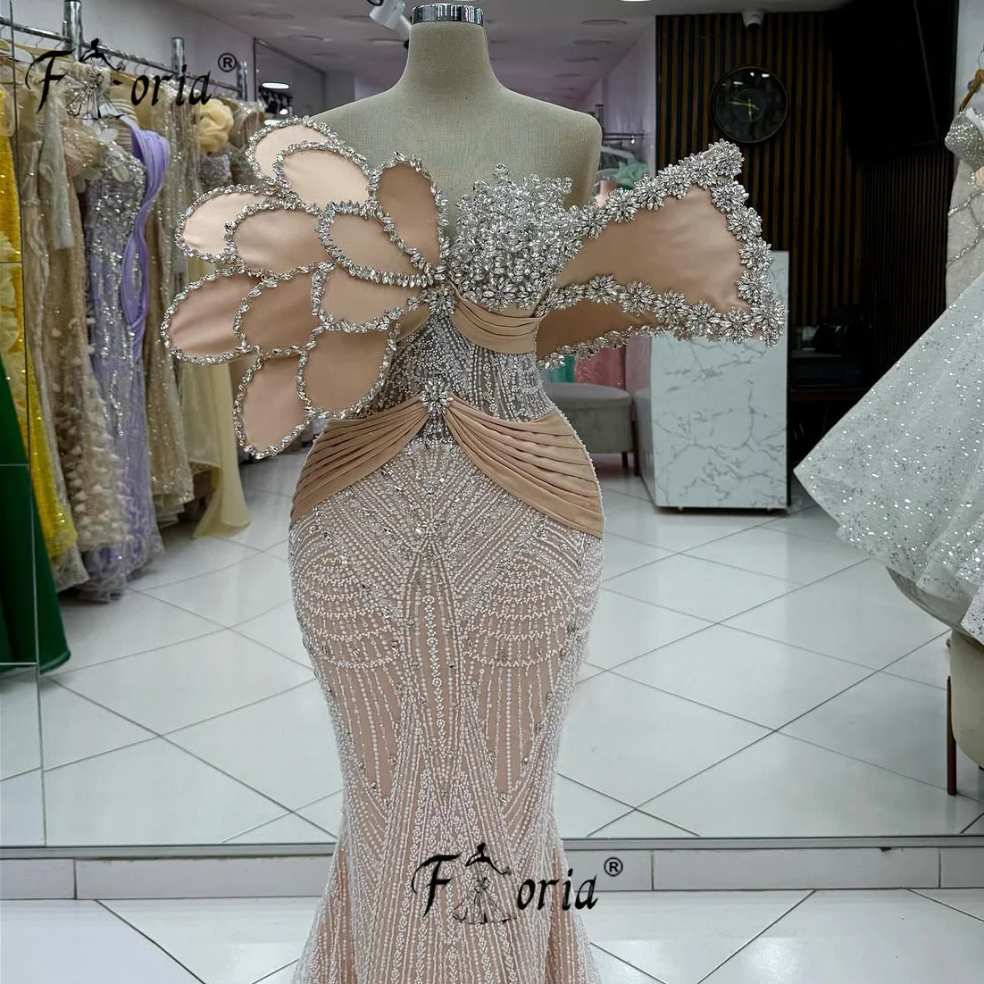 Elegantes Champagner-Meerjungfrau-Abschlussballkleid mit Perlen, Kristall, 3D-Blättern, formelles Abendkleid, individuelle Roben, Longues Soir Quiz Morgante 2025