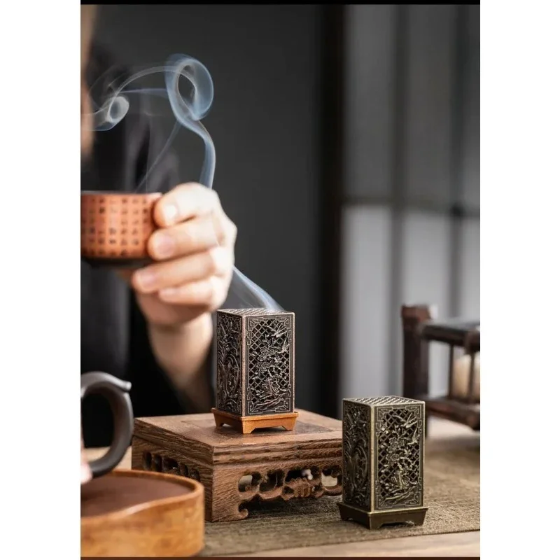 Bruciatore di incenso verticale quadrato Piccolo porta incenso in lega Xiangyun Aromaterapia per interni Ornamento per la casa Bruciatori di incenso di prugna cinese