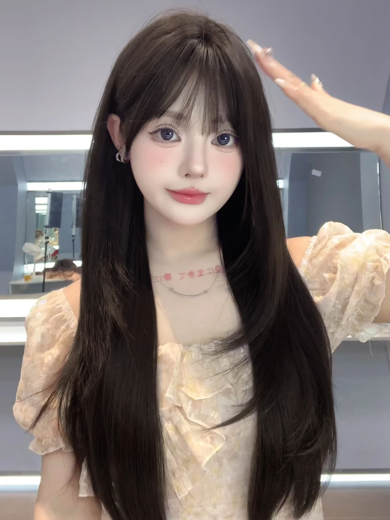 女性のための絹のような滑らかな長い髪のかつら,フリンジ付きの黒い合成かつら,ロリータスタイル,耐熱性,毎日のコスプレ,26インチ